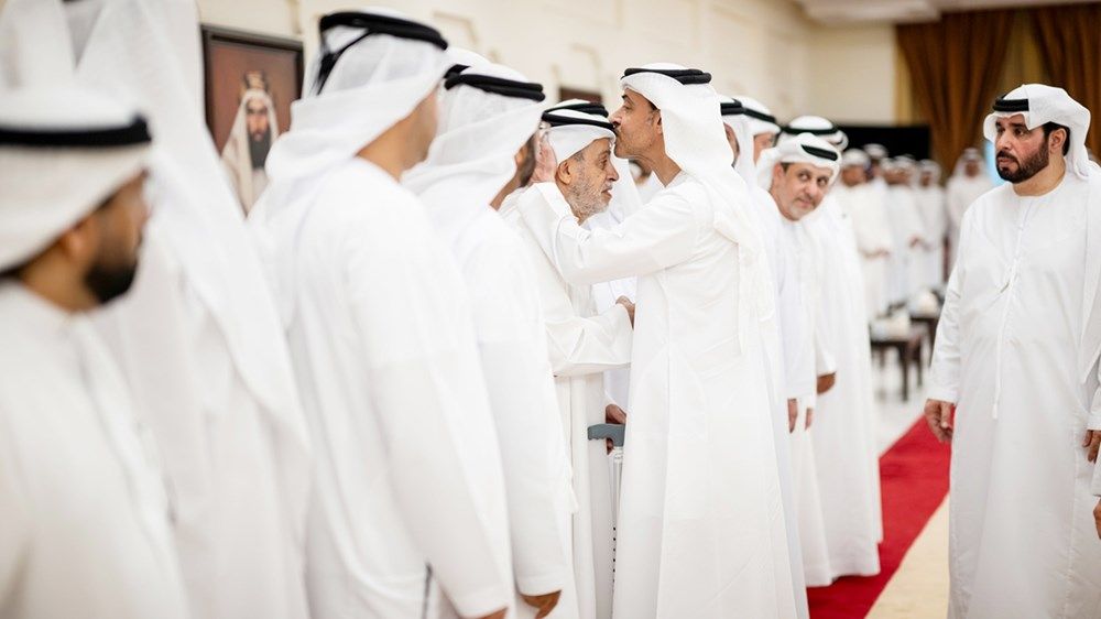 هزاع بن زايد يُقدّم واجب العزاء في وفاة والدة اللواء أحمد ناصر الريسي