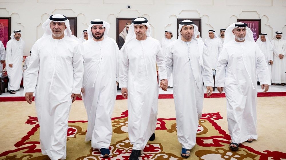 هزاع بن زايد يُقدّم واجب العزاء في وفاة والدة اللواء أحمد ناصر الريسي