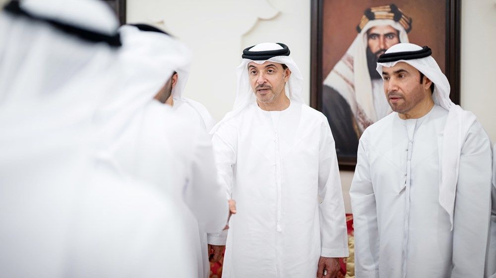 هزاع بن زايد يُقدّم واجب العزاء في وفاة والدة اللواء أحمد ناصر الريسي