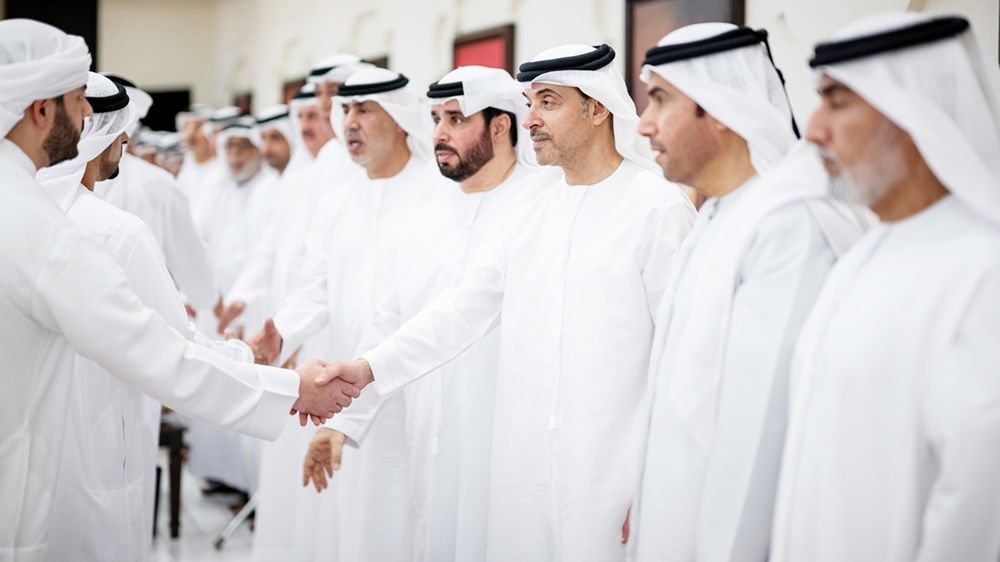 هزاع بن زايد يُقدّم واجب العزاء في وفاة والدة اللواء أحمد ناصر الريسي