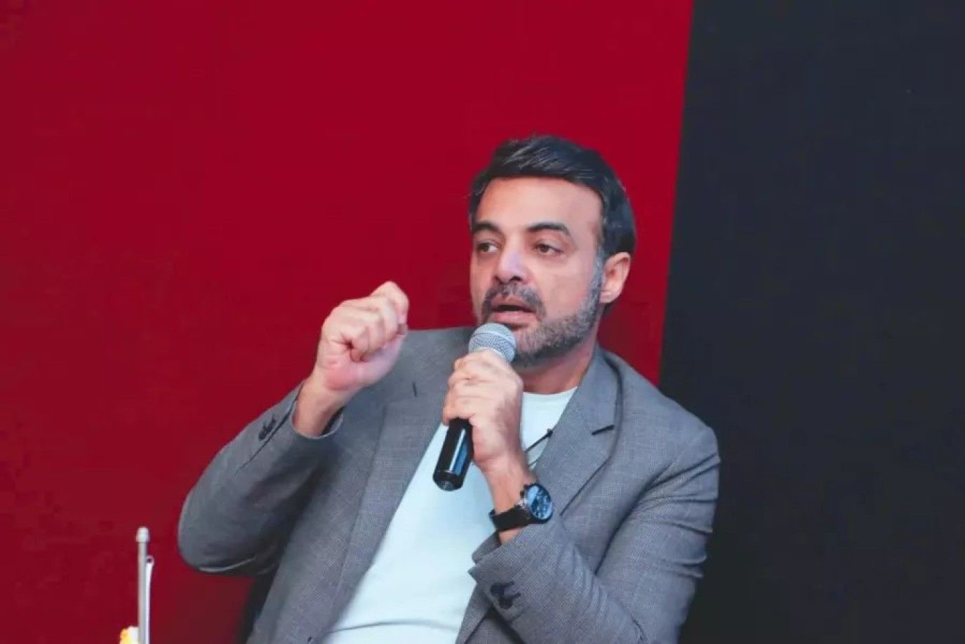لافتة طيبة..عمرو محمود ياسين يهدي جائزته لياسمين عبد العزيز في مهرجان الفضائيات العربية