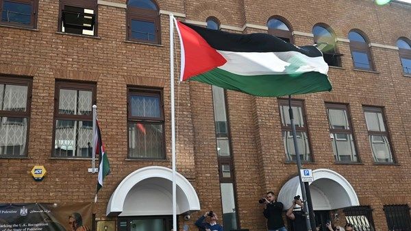 رفع العلم الفلسطيني أمام مقر «البعثة» في لندن