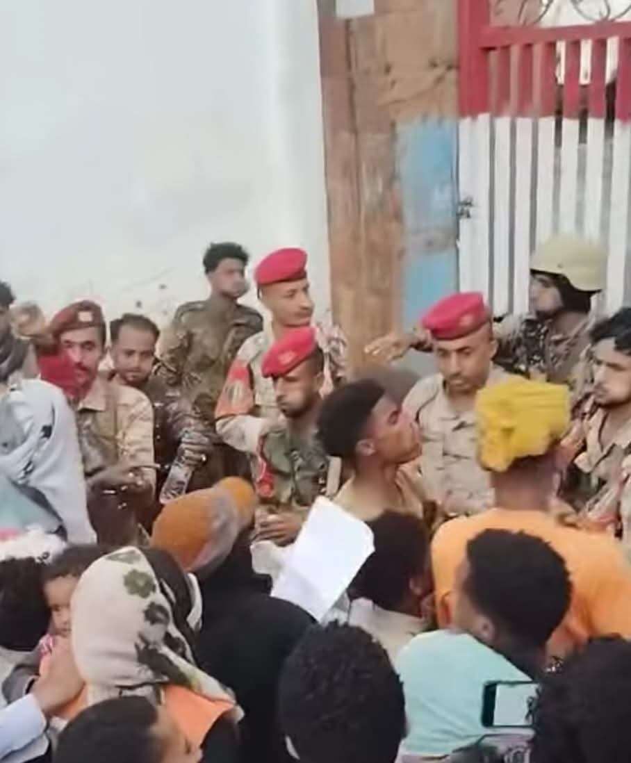 محافظ تعز يفر عقب محاصرته من قبل الجماهير