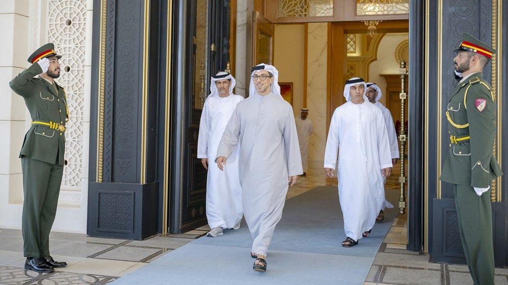 رئيس الدولة يتلقى رسالة خطية من الرئيس الموريتاني تسلمها منصور بن زايد