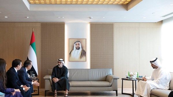 خالد بن محمد بن زايد يلتقي رئيس مجلس إدارة اللجنة الاقتصادية الأوراسية