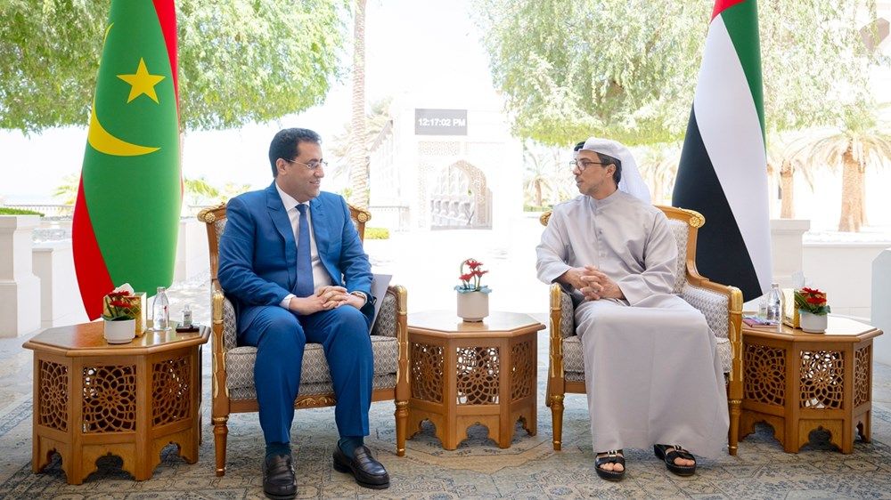 رئيس الدولة يتلقى رسالة خطية من الرئيس الموريتاني تسلمها منصور بن زايد