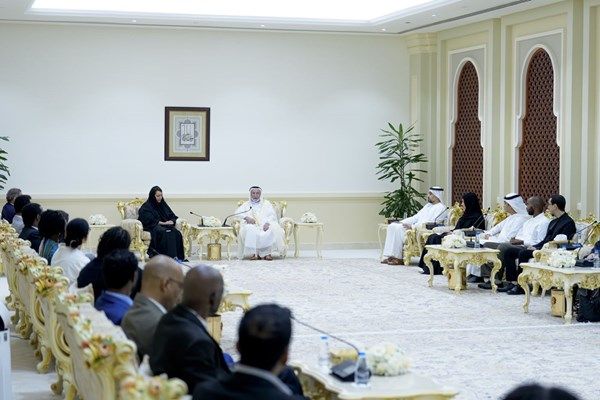 حاكم الشارقة يلتقي الدفعة الأولى من طلبة الدكتوراه بجامعة الدراسات العالمية