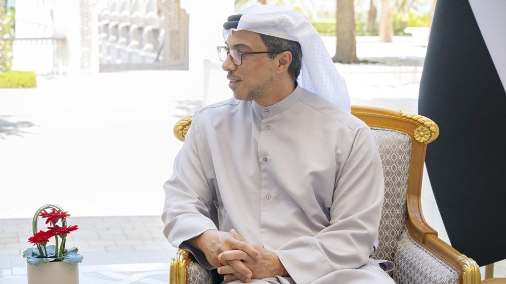 رئيس الدولة يتلقى رسالة خطية من الرئيس الموريتاني تسلمها منصور بن زايد