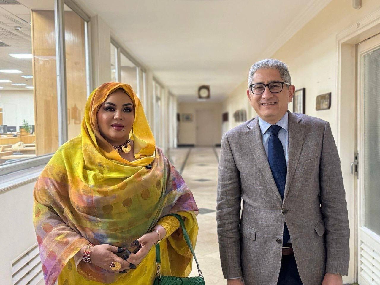 الصحفية المصرية: (ندى القلعة هي من طلبت التصوير مع مدير صحيفة الأهرام ولم يستقبلها في مكتبه) ونسرين النمر ترد: (القلعة امرأة سودانية عزيزة وفنانة ذات قاعدة جماهيرية عريضة وتشرف كل الأمكنة)