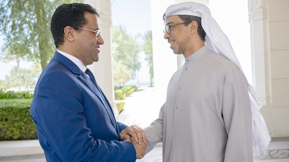 رئيس الدولة يتلقى رسالة خطية من الرئيس الموريتاني تسلمها منصور بن زايد