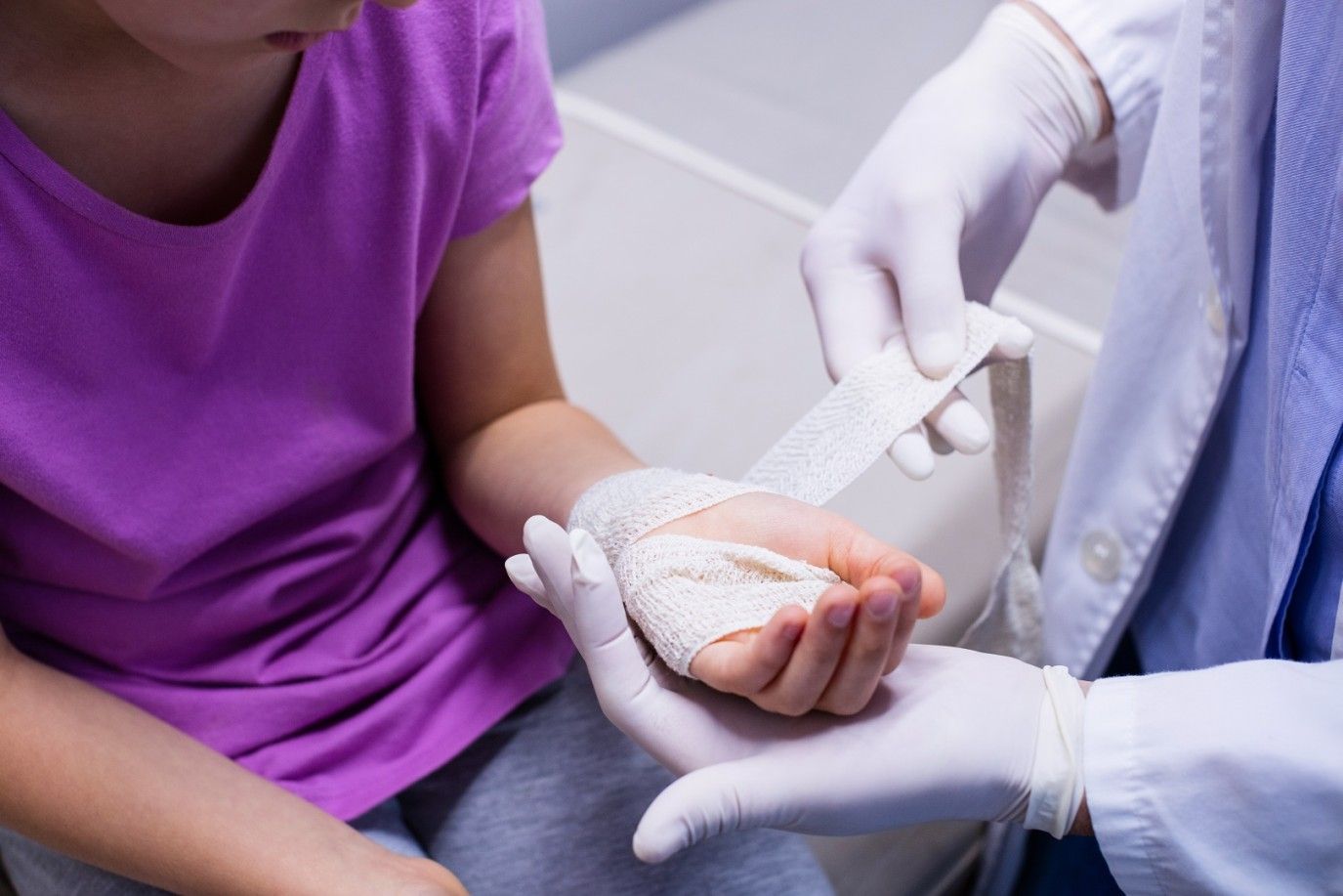 علاج حروق طفلك في المنزل.. إسعافات أولية وأخطاء تجنبيها