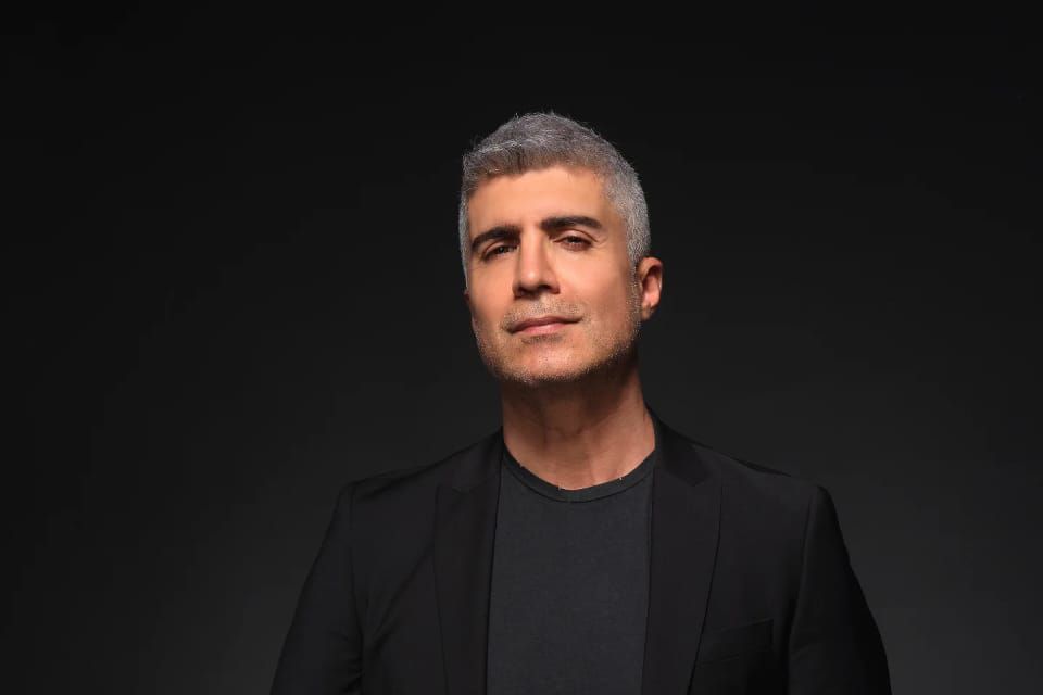 أوزجان دنيز بطل أوّل تجربة دراميّة بالذّكاء الاصطناعيّ… والمفاجأة بِـبطلة المسلسل