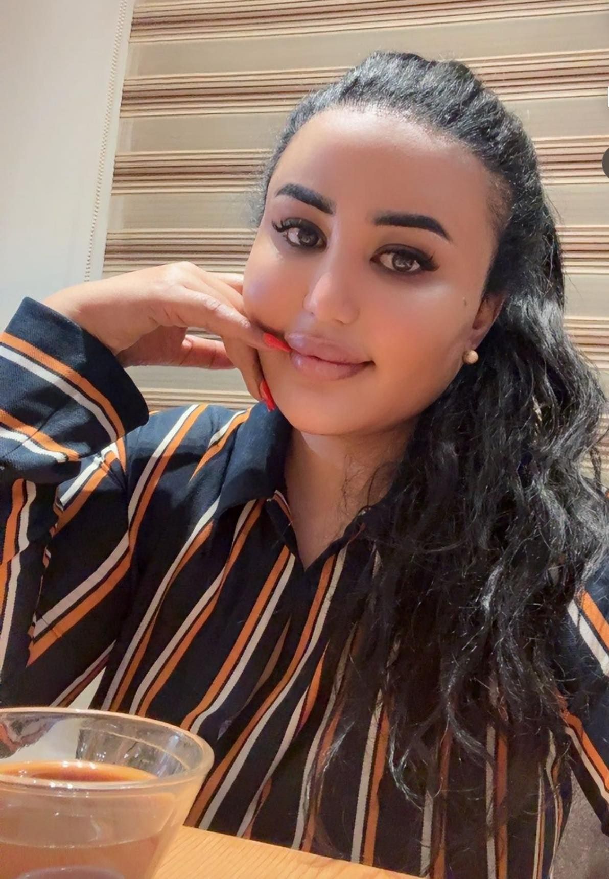 شاهد بالفيديو.. الفنانة عشة الجبل تواصل إثارة الجدل وتهاجم الناشطة الشهيرة رانيا أربجي: (رجالها كلهم في الدعم السريع ومحلاتها التجارية في مصر أسستها من أموال “الدعامة”)
