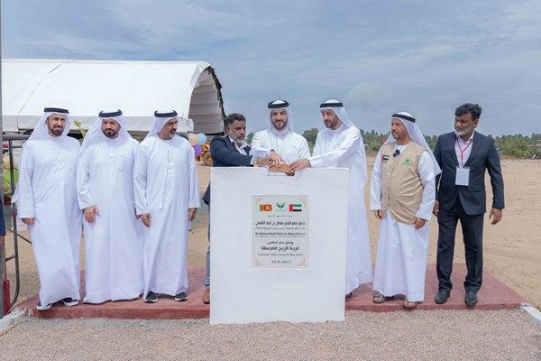 سلطان بن أحمد القاسمي يضع حجر أساس قرية "الريح المرسلة" ويدشن العيادة الطبية المتنقلة في سريلانكا