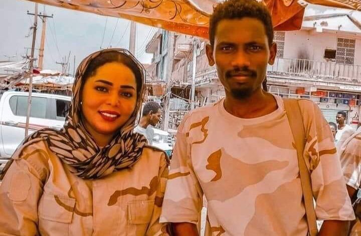 شاهد بالفيديو.. (انتي وين يا عسل).. “حكامة” بالدعم السريع تتغزل في الضابطة الدعامية الحسناء “سمر” بقصيدة وسط جموع من الناس والجمهور يسخر