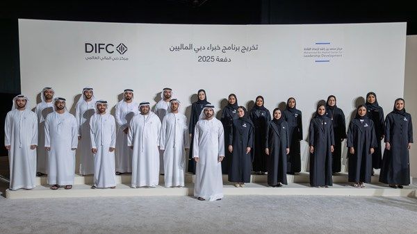 حمدان بن محمد يشهد تخريج منتسبي الدفعة الأولى من برنامج دبي للخبراء الماليين