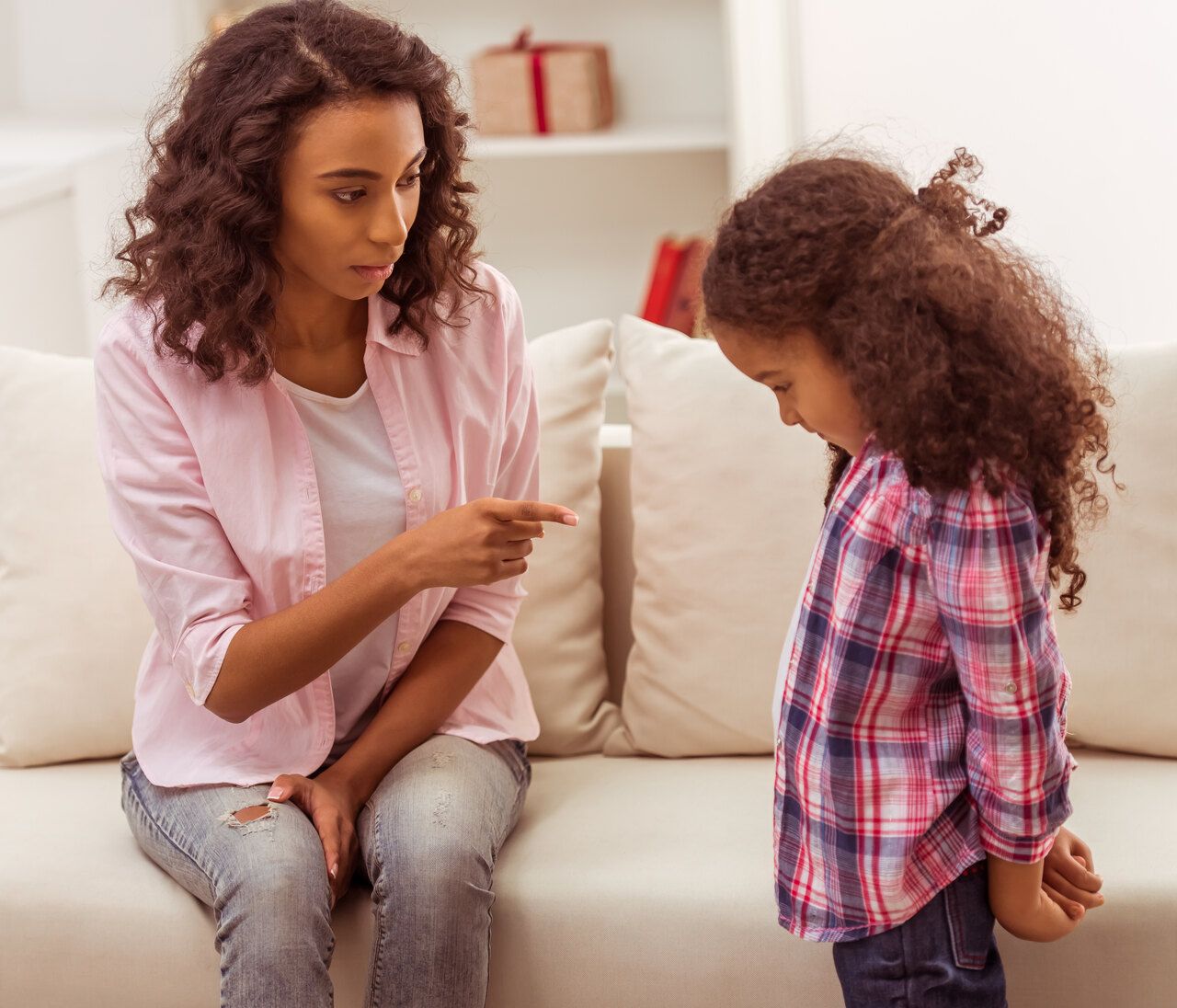 كيف تقرئين مشاعر طفلكِ؟.. خطوات لتكوني صديقته