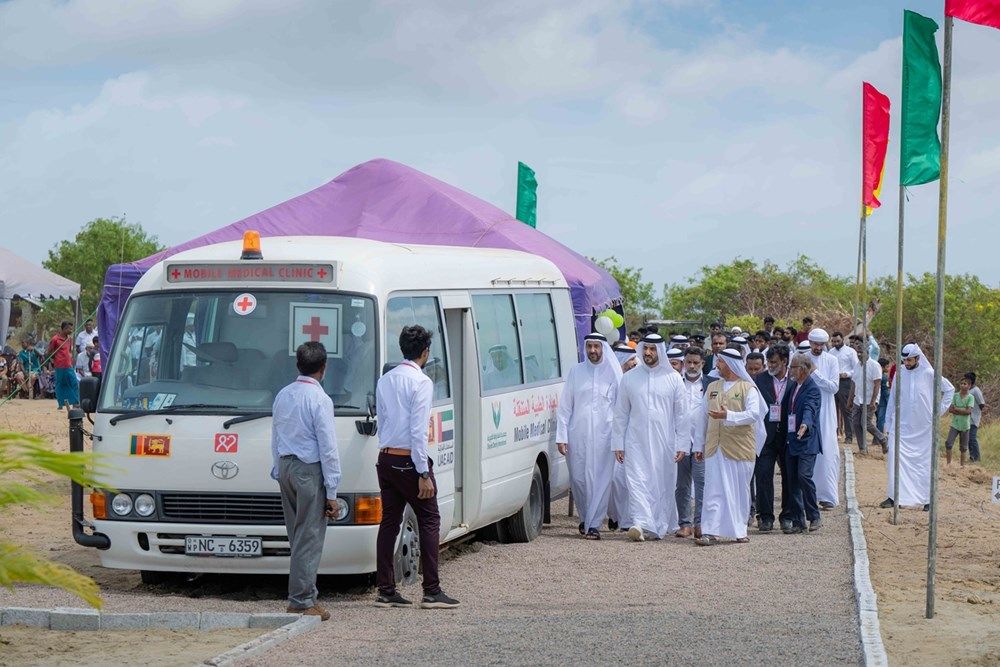 سلطان بن أحمد القاسمي يضع حجر أساس قرية "الريح المرسلة" ويدشن العيادة الطبية المتنقلة في سريلانكا
