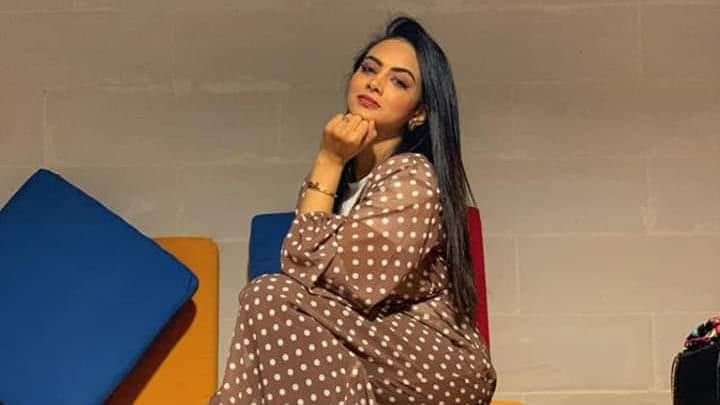 شاهد بالفيديو.. بـــ”البجامة” حسناء السوشيال ميديا وزوجة الحرس الشخصي لقائد الدعم السريع تحتسي “النسكافيه” وتكشف عن ساقيها أمام “المسبح”