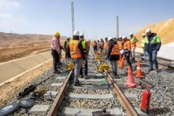 شاهد أعمال تركيب القضبان بالخط الأول للقطار السريع.. صور