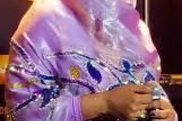 شاهد بالفيديو.. الفنانة فهيمة عبد الله تغازل عازفها الجديد في إحدى حفلاتها الأخيرة وجمهورها يرد: (مؤدبة ومهذبة ومحتشمة)