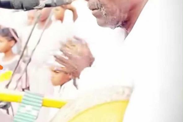 شاهد بالفيديو.. رفض حتى دخول العريس.. فنان طمبور سوداني يوبخ الجمهور ويمنعه من دخول ساحة الرقص: (خلوا عندكم احترم شوية.. طرب هو ولا فوضى؟ والبجي داخل ما يلوم إلا نفسه)