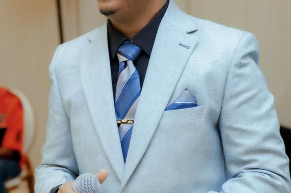 شاهد بالفيديو.. فنان سوداني يشعل حفل غنائي في مصر وأسطورة نادي الزمالك وساحر الكرة المصرية يتفاعل في الرقص إعجاباً بأغنياته