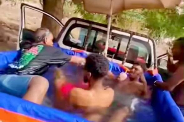 شاهد بالصورة والفيديو.. شباب سودانيون يحولون سيارة “بوكسي” لحوض سباحة وساخرون: (وقت الفارغة الواحد بفكر وينفذ طوالي)