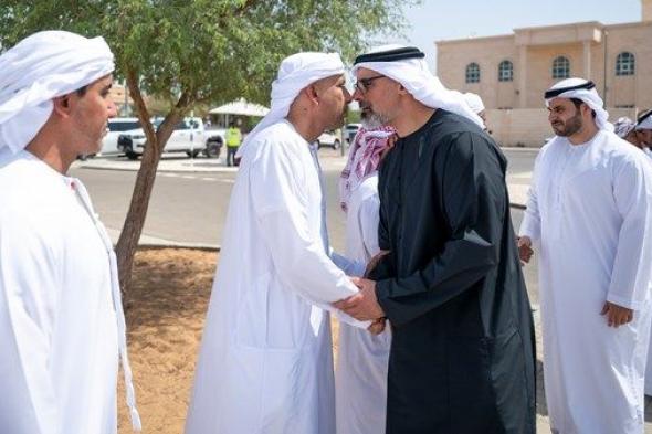 خالد بن محمد بن زايد يُقدم واجب العزاء في وفاة سعيد عامر النيادي
